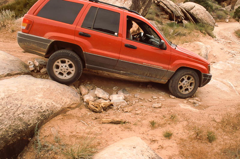 Jeep Grand Cherokee in den Grabens