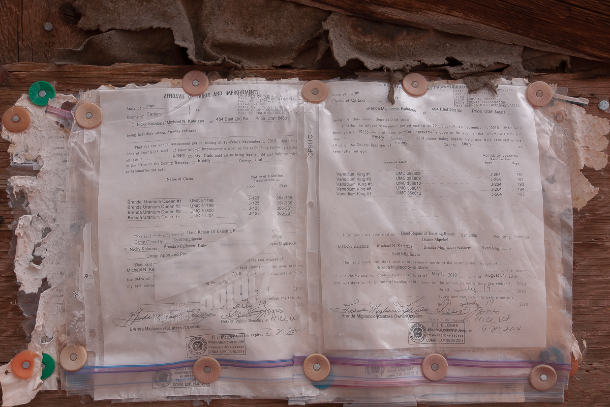 an den alten Gebäuden von North Temple Mountain sind Claim-Beglaubigungen angeschlagen